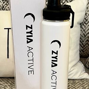 NIB Zyia Active White and Black 24 oz Water Bottle